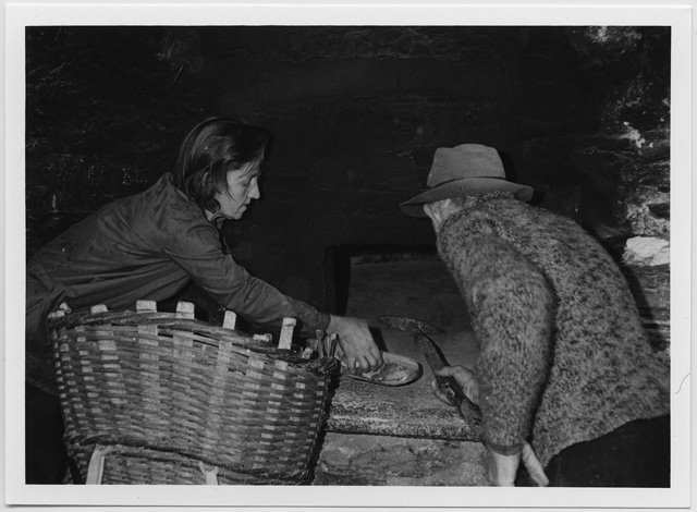 Famiglia Pinana impegnata nella preparazione del pane a Sonogno