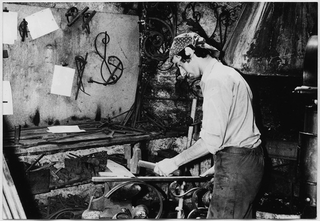 Fabbro mentre martella del ferro