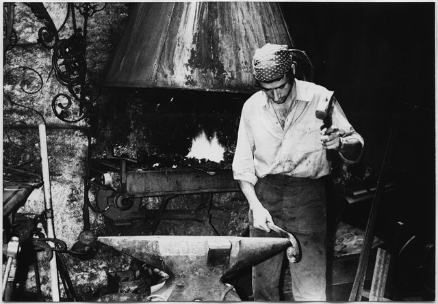 Fabbro mentre martella del ferro