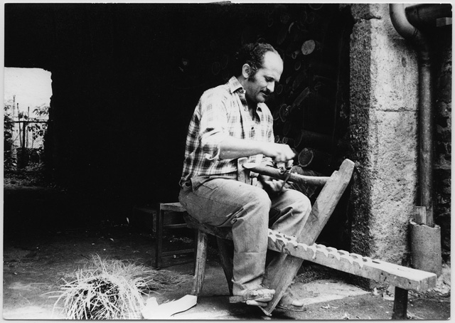 Seggiolaio mentre ripara una sedia