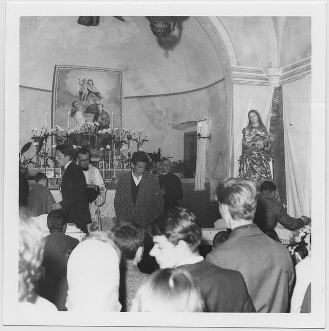 Fedeli riuniti nella chiesa di (?) in occasione del passaggio della Madonna Pellegrina