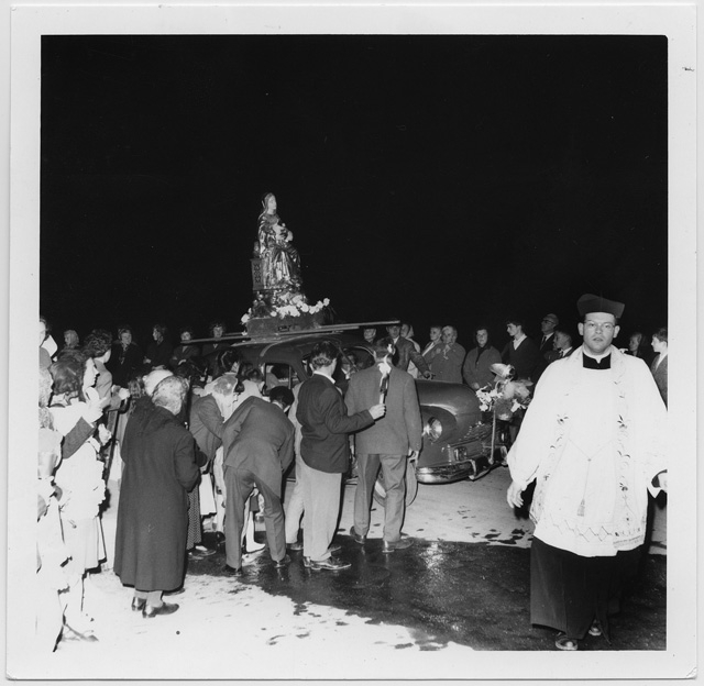 Fedeli riuniti in occasione del passaggio della Madonna Pellegrina