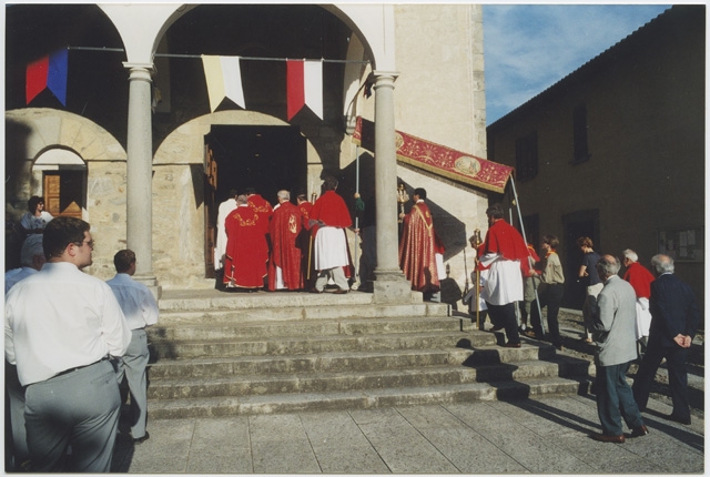 Ingresso in chiesa in occasione della processione del Corpus Domini a Tesserete