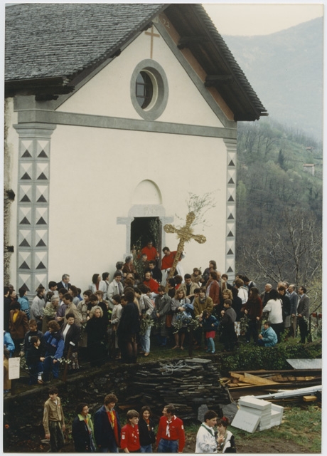 Fedeli raccolti davanti alla chiesa dei Santi Matteo e Maurizio a Cagiallo