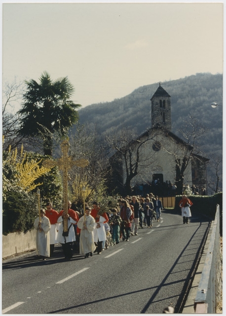 Passaggio di una processione davanti alla chiesa dei Santi Matteo e Maurizio a Cagiallo