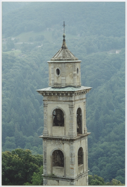 Veduta del campanile della chiesa di Bidogno