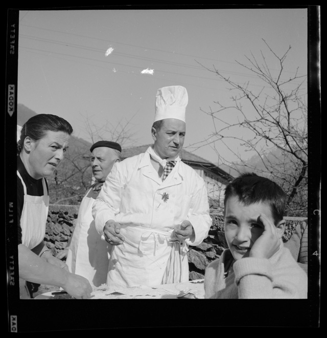 Preparazione del pranzo di carnevale ai giardinetti di Tesserete