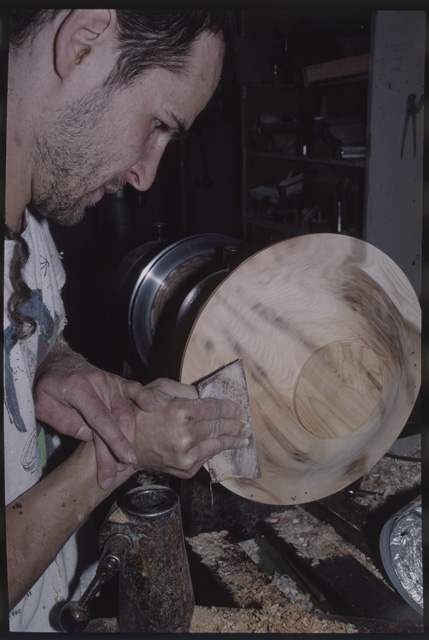 Falegname mentre leviga una ciotola di bambù