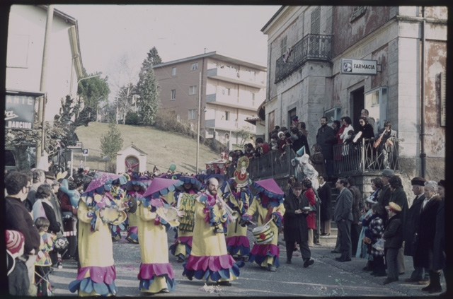 Sfilata delle güggen al carnevale di Tesserete
