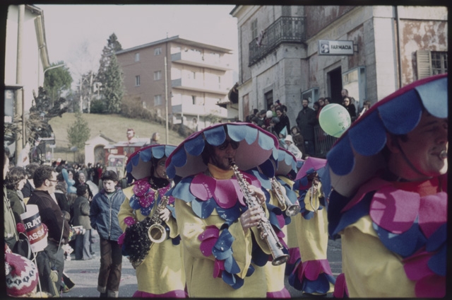 Sfilata delle güggen al carnevale di Tesserete