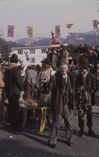 Or Penagìn e ministro Porta Penagia con carretto trainato da un asino al carnevale di Tesserete