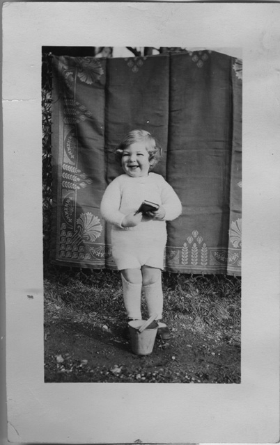 Ritratto di Renato Lucca in giardino