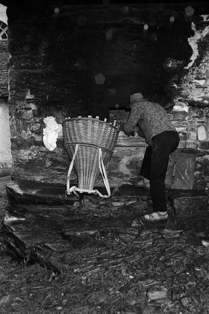 Uomo mentre sforna del pane al forno pubblico di Sonogno