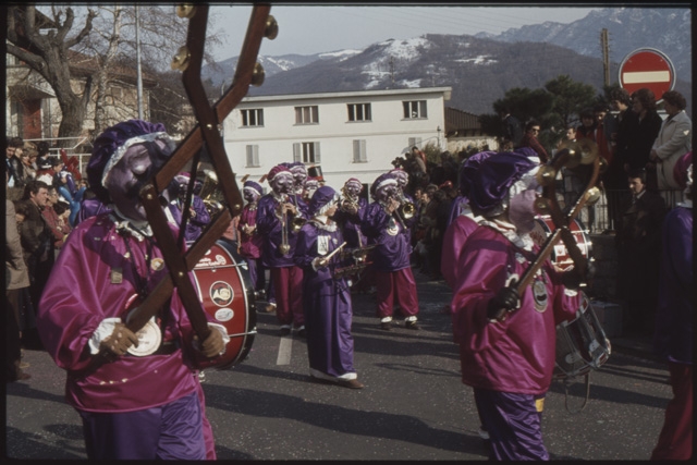 Sfilata delle güggen al carnevale di Tesserete