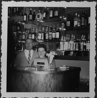 Coppia all'interno del ristorante Commercio