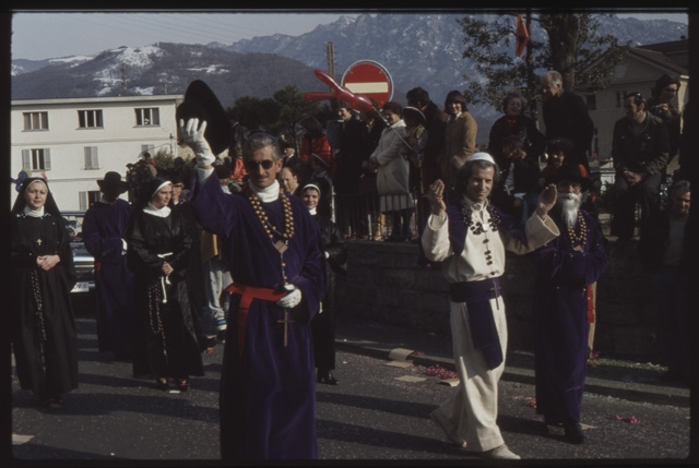 Passaggio del corteo di carnevale a Tesserete