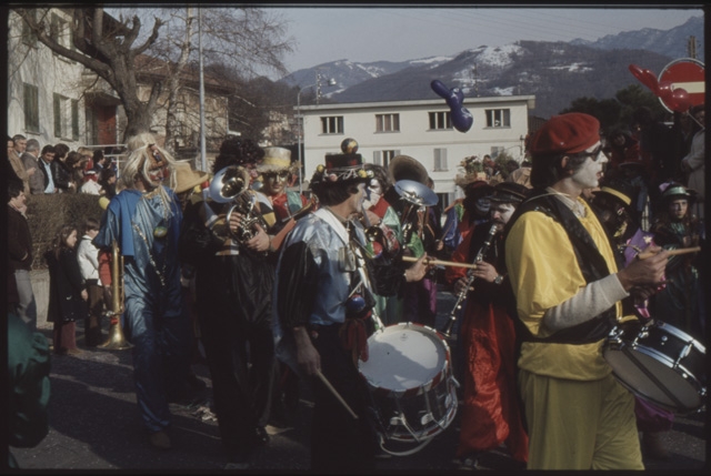 Sfilata delle güggen al carnevale di Tesserete