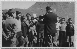 Lezione di musica all'aperto con il professor Remo Canonica