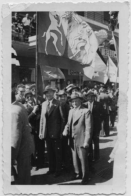 Uomini in posa con il gonfalone di Sala Capriasca