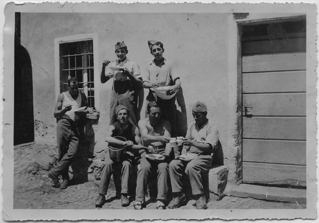 Militari che pranzano all'aperto