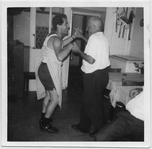 Adolfo Stampanoni che balla con un amico in un'osteria