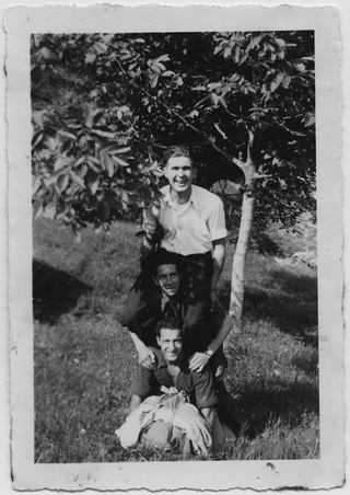 Tre uomini in posa sotto a una pianta