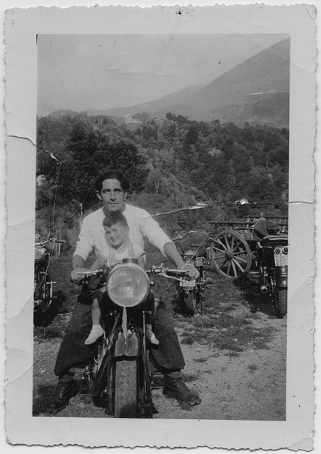 Adolfo Stampanoni in motocicletta con un bambino