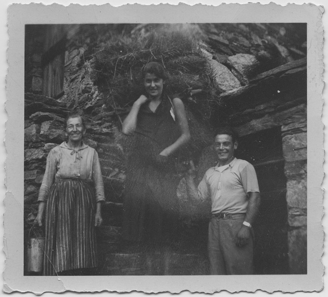 Gruppetto davanti a una cascina a Belvedere