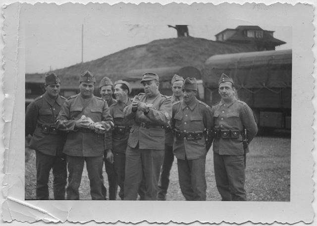 Militari in posa con colombi