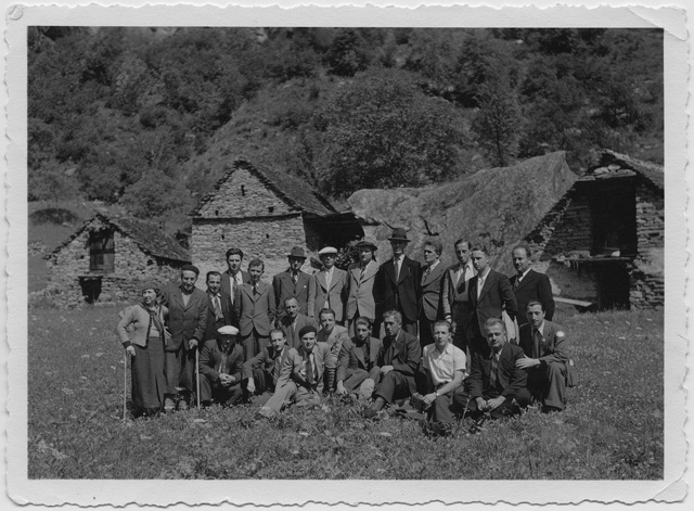 Gruppo in posa in un prato a (?)