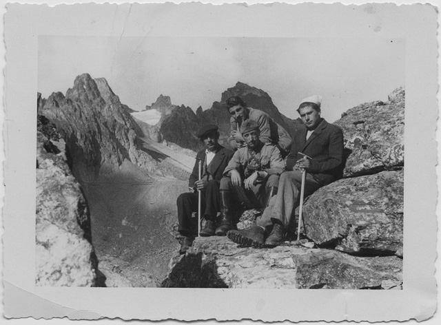 Escursionisti in posa in cima a un pizzo