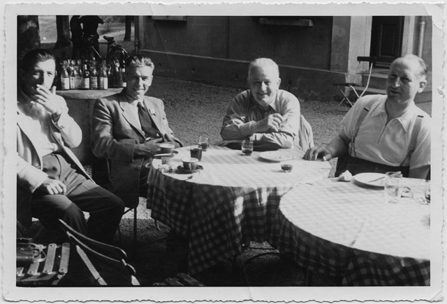 Remo Canonica (a sinistra) ai tavoli di un bar con amici