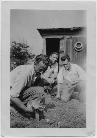 Tre uomini con una volpe