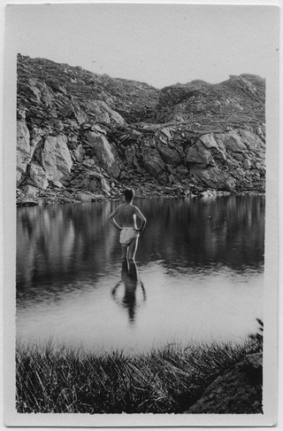 Uomo mentre si immerge in un laghetto a Taneda
