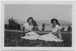Ragazze in posa sulla riva di un lago