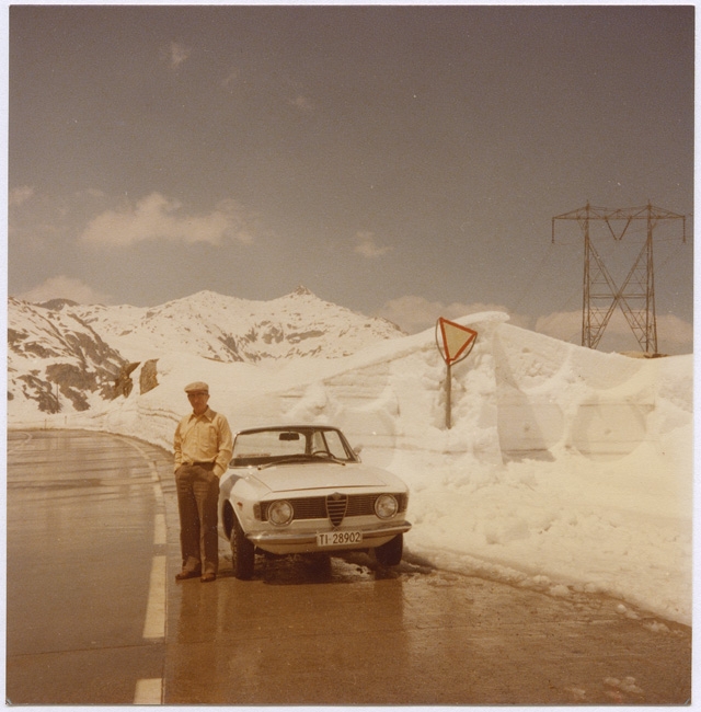 Remo Canonica in posa sulla strada di un passo