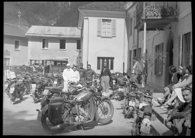 Motociclisti a Zurigo in occasione dell'Esposizione Nazionale