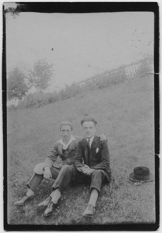 Remo Canonica (a sinistra) in posa sopra a un prato con un amico