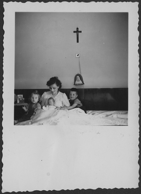 Madre con bambini in posa