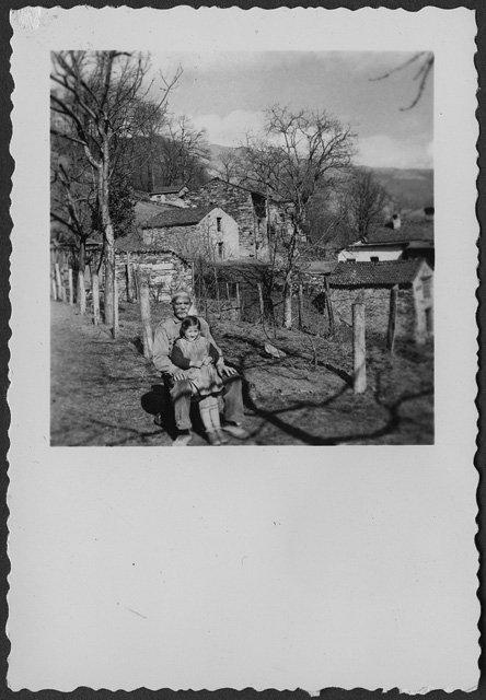Uomo in posa con bambina a Carusio