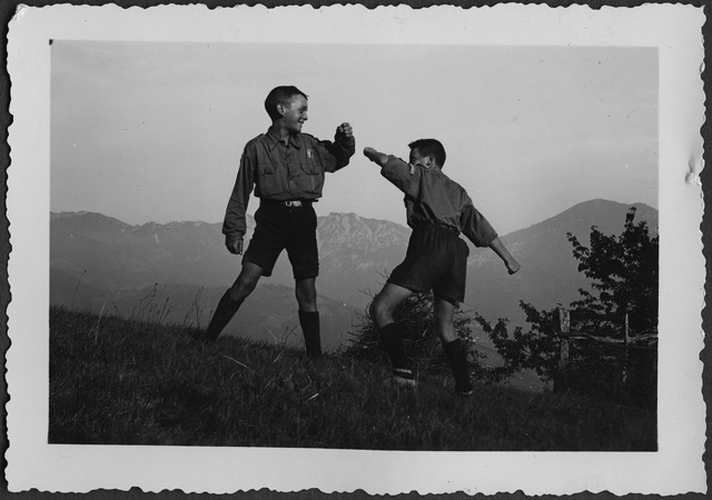 Scout mentre fanno la lotta durante il campo estivo