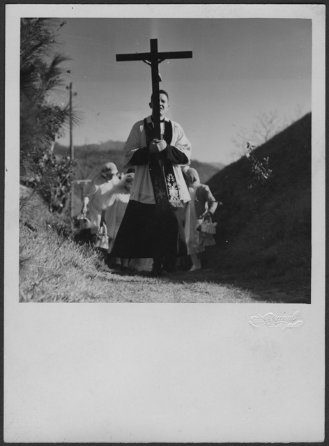 Don Ugo Campana mentre apre una processione