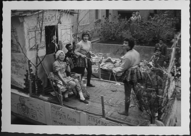 Gruppo sul carro di carnevale a Tesserete