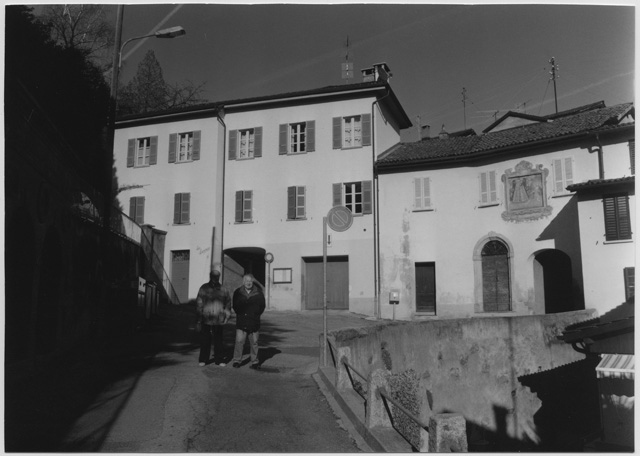 Due uomini sulla piazzetta di Bidogno