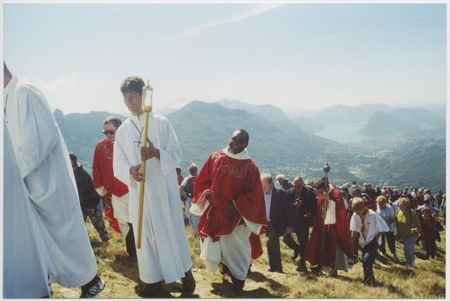Fedeli in ascesa alla Sassèra in occasione dell'inaugurazione della nuova croce