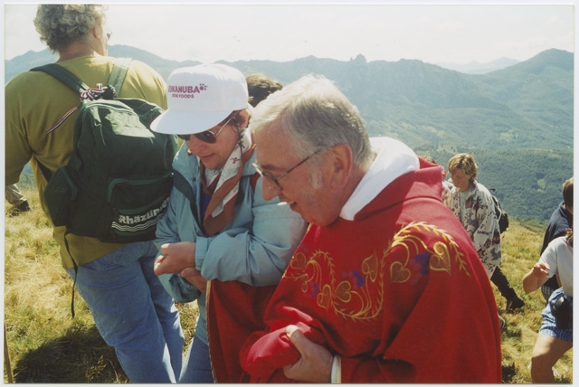 Don Pierino Bianda con dei fedeli in ascesa verso la Sassèra
