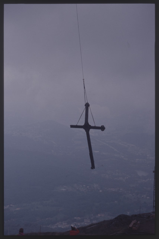 Operazioni di rimozione della vecchia croce alla Sassèra