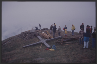 Operazioni di rimozione della vecchia croce alla Sassèra