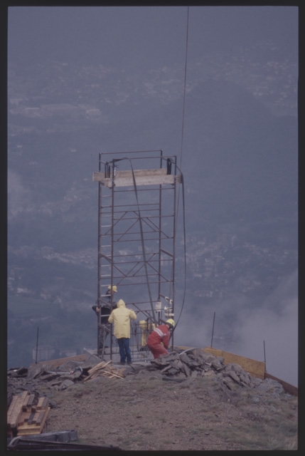Posa della nuova croce alla Sassèra