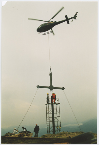 Posa della nuova croce alla Sassèra